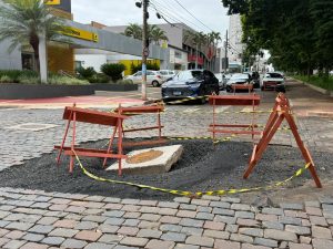 Deterioração na avenida 9 de Julho preocupa comerciantes e motoristas em Ribeirão Preto