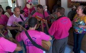 Companhia Irmãos Paiva, de Santo Antônio da Alegria (SP), se apresenta na casa de família devota de Santos Reis