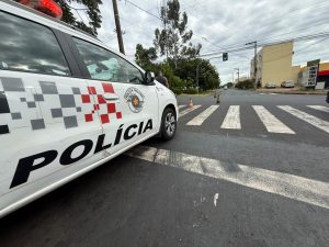 Uma idosa, de 75 anos, morreu e outra, de 65, está internada em estado grave após serem atropeladas por uma moto no cruzamento entre a avenida Luigi Rosiello e a rua Tenente Catão Roxo, em Ribeirão Preto, nesta quinta-feira (8). Segundo o boletim de ocorrência, o motociclista, de 58 anos, apresentou dores no peito e na coluna, sendo resgatado para a UPA Oeste. Ainda de acordo com o registro, a motocicleta seguia no sentido a avenida Rio Pardo quando, na esquina com a rua Catão Roxo, atingiu as duas mulheres. Equipes de resgate do SAMU prestaram atendimento às vítimas no local. O B.O. destaca que o cruzamento onde ocorreu o atropelamento possui sinalização vertical e horizontal, além de semáforo. A perícia foi acionada e as causas do acidente ainda são apuradas pelas autoridades.