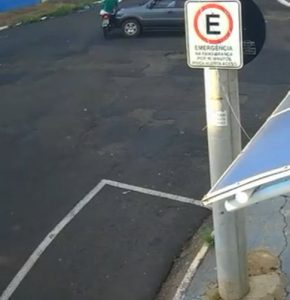 Idoso morre após ser atingido por moto arremessada para calçada durante acidente em Franca