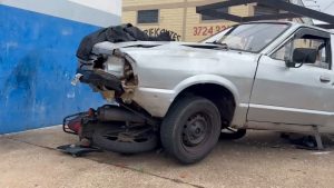 Motorista desobedece ordem de parada da Polícia e atinge motociclista em Franca