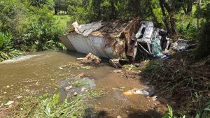 Motorista fica ferido após caminhão sair da pista na rodovia Antônio Ignacio Sobrinho e cair em barranco