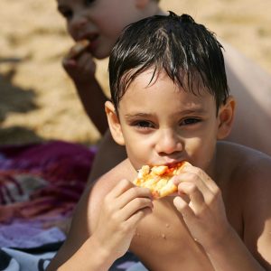 Alimentos e bebidas na praia criança