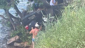 Quatro pessoas ficam feridas após caminhão bater em carro que quase cai no Rio Grande