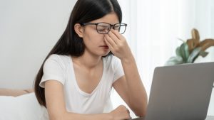 Síndrome do olho seco avança entre crianças e jovens na era das telas