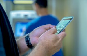 Câmara de Ribeirão Preto revoga proibição de celulares em bancos - Carlos Costa/CMC