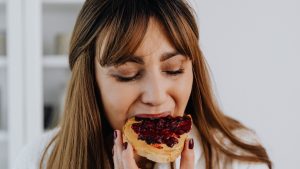 Comer saborear alimentar degustar