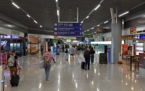 Morador de Serra Azul (SP) é preso ao ser deportado dos EUA - BH Airport/Divulgação