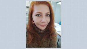 A Polícia Civil de Franca investiga se a morte de uma mulher de 42 anos, registrada inicialmente como causa natural, pode ter ocorrido por envenenamento. Na sexta-feira, a Justiça autorizou a exumação do corpo para a realização de novos exames periciais. Tatiane Cintra dos Santos Cardoso morreu em abril do ano passado. O laudo de necropsia apontou hepatomegalia, que é o inchaço do fígado, além do registro de forte cheiro de álcool no corpo, segundo o médico responsável pelo exame. Histórico De acordo com a irmã da vítima, Fabiana Cintra dos Santos Barros, Tatiane era uma mulher ativa, praticava esportes e realizava exames médicos regularmente. Meses antes da morte, no entanto, a família percebeu mudanças no comportamento da orientadora educacional. Fabiana relatou que Tatiane começou a passar mal com frequência e atribuía os sintomas à sobrecarga de trabalho. A família, porém, afirma que ela sempre teve uma rotina saudável. Citação sugerida “Sempre foi uma pessoa saudável, ela fazia academia, ela ia tinha as idas do médico certinho, eh, quando tinha que ir, entendeu? Todos os exames corretamente.” Relato Tatiane era casada com William Ferreira Cardoso e deixou três filhos, com idades de 5, 12 e 20 anos. A filha mais velha, que preferiu não se identificar, contou que no dia da morte da mãe havia uma festa na residência da família. Segundo o relato, quando Tatiane passou mal, a jovem tentou prestar socorro, mas afirma que não contou com a ajuda do pai. Atualmente, após decisão judicial, ela possui a guarda provisória dos irmãos. Citação sugerida “Eu tento conversar com ela, mas obviamente ela não me responde, né? Eu peço para ele ligar, só que ele disse que não consegue.” Investigação As circunstâncias da morte e o comportamento do marido chamaram a atenção da família e da polícia, que solicitou por duas vezes a exumação do corpo. O pedido foi aceito pela Justiça na sexta-feira. Segundo o delegado Davi Abimael, responsável pela investigação, a decisão se baseia em elementos apurados durante o inquérito, que seguem sob sigilo. Ele confirmou que uma das hipóteses analisadas é a de envenenamento. Citação sugerida “Existe um forte possibilidade de ter de ter sido ocasionado esse envenenamento.” Defesa A reportagem tentou contato com a defesa de William Ferreira Cardoso. Em resposta, os advogados informaram que não irão comentar o caso neste momento. A Polícia Civil segue acompanhando a investigação e aguarda os resultados dos novos exames periciais após a exumação do corpo.