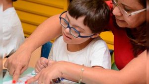 Profissional de apoio a crianças com TEA ou outro tipo de deficiência