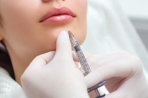 Uso de PMMA em estética gera alerta e cirurgiã de Ribeirão Preto (SP) desenvolve técnica para remoção