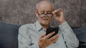 Idoso celular inclusão digital