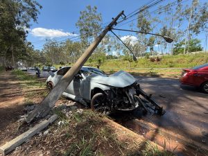Carro de luxo atinge poste e interdita avenida Adelmo Perdizza, em Ribeirão Preto (SP) - Fábio Marchiselli/CBN Ribeirão