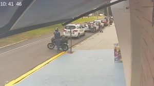 Homem é detido após tentar furtar carro e invadir estacionamento de universidade na zona Leste de Ribeirão Preto (SP) - Reprodução/Câmera de segurança