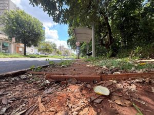 Ponto de ônibus com calçada com problemas