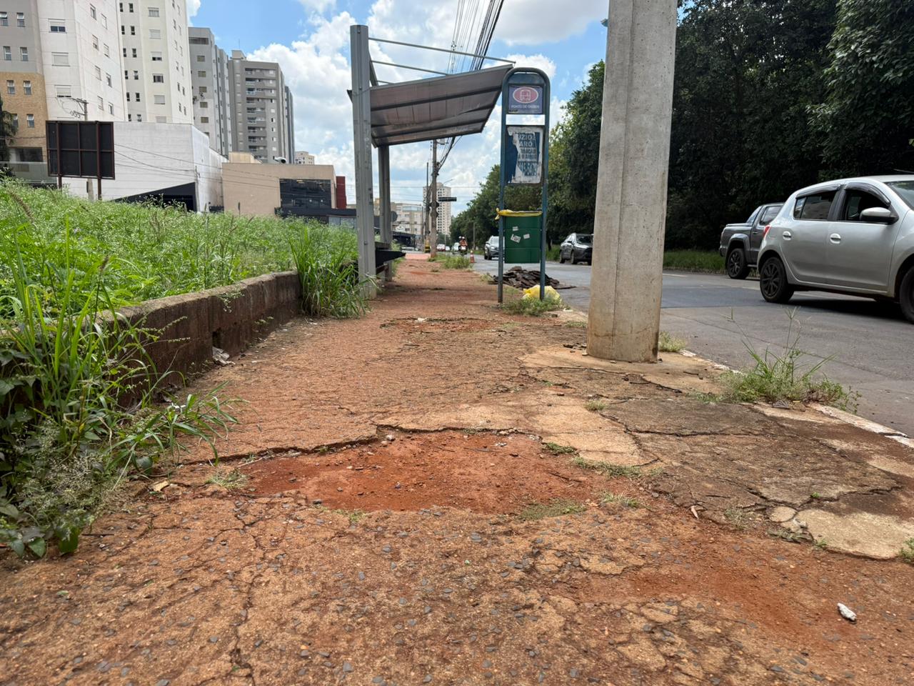 Idosa se machuca após queda em calçada danificada no Jardim Botânico e acende alerta para falta de zeladoria no passeio
