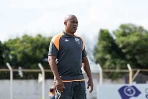 Osny, técnico do Comercial, rebate críticas de Pinho e nega interferência em trabalhos anteriores -Bárbara Pires/Comercial FC