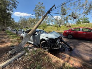 Carro de luxo atinge poste e interdita avenida Adelmo Perdizza, em Ribeirão Preto (SP)