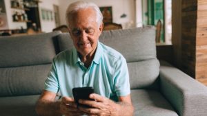 Idoso celular tempo de tela