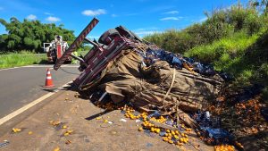 Caminhão com carga de mexericas tomba na rodovia Cândido Portinari, em Cristais Paulista - Kelven Melo/EPTV